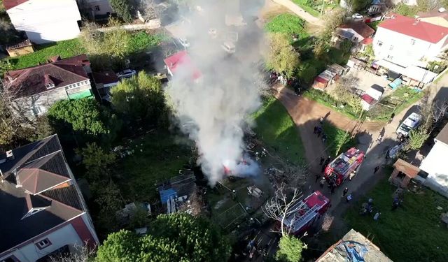 Gecekonduda yangın: Alevler gökyüzünü kapladı