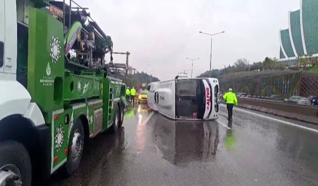 Maltepe'de servis minibüsü devrildi: 5 yaralı
