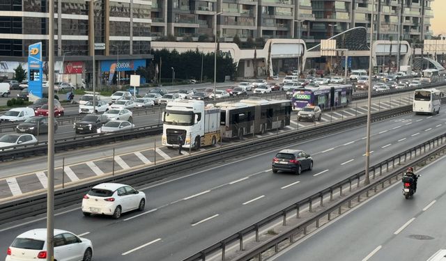 Küçükçekmece'de metrobüs yangını