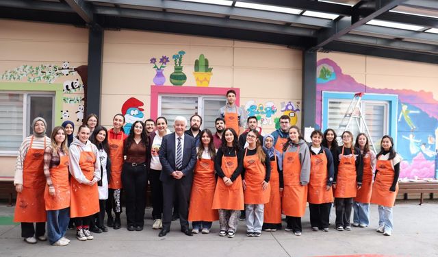 Masal kahramanlarıyla minik hastalara moral