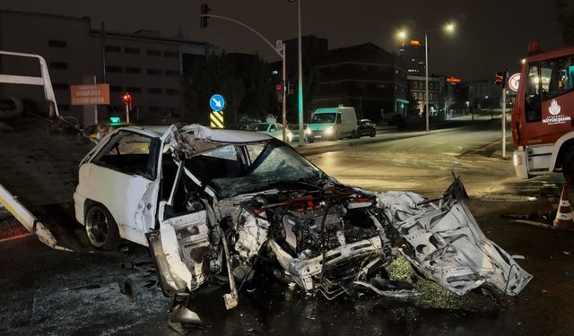 Avcılar'da hatalı dönüş yapan kamyona çarpan otomobil hurdaya döndü