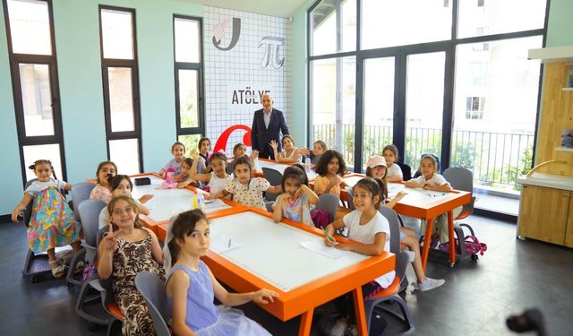 "Bilim Ümraniye" öğrencilerin geleceğine ışık tutuyor