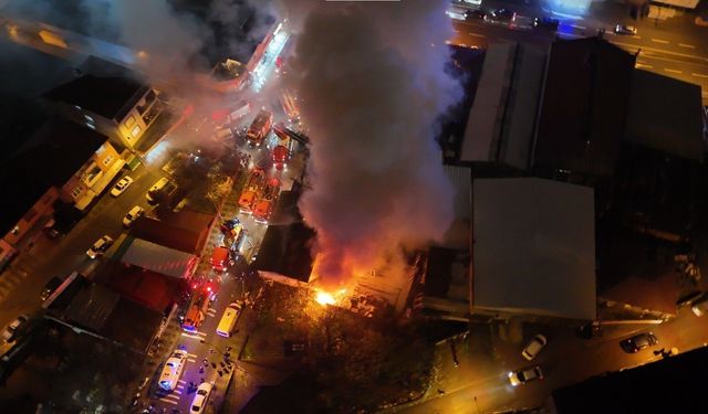 Ümraniye'de kereste deposunda yangın