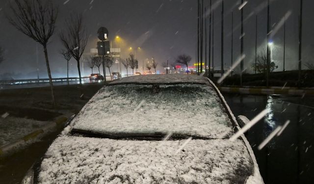 Büyükçekmece'de park halindeki araçların üzeri beyaza büründü