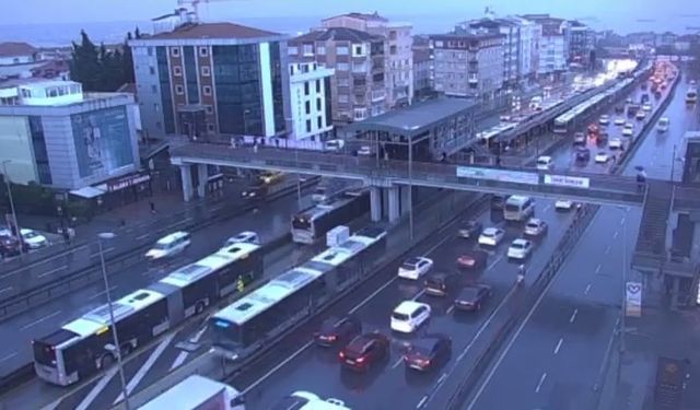 Avcılar'da metrobüs arızalandı; duraklarda yoğunluk oluştu