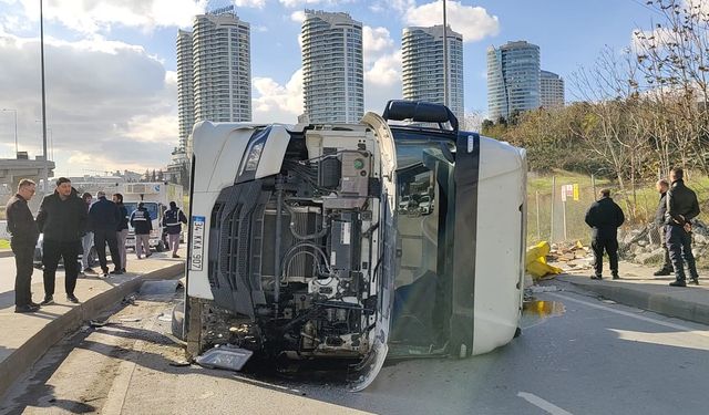 Başakşehir'de refüje çarpan hafriyat kamyonu karşı şeride devrildi
