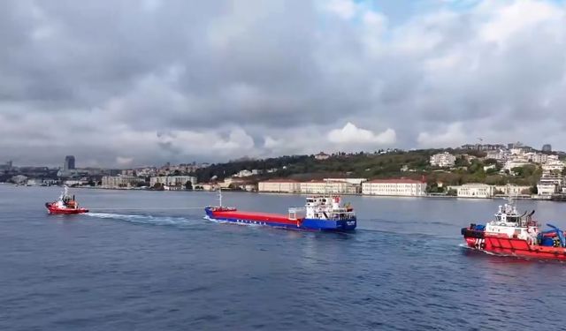 İstanbul Boğazı'nda arızalanan kuru yük gemisi, Ahırkapı Demir Sahası’na çekildi