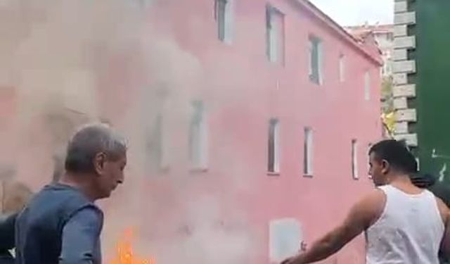 Fatih'te 2 katlı binada çıkan yangın söndürüldü