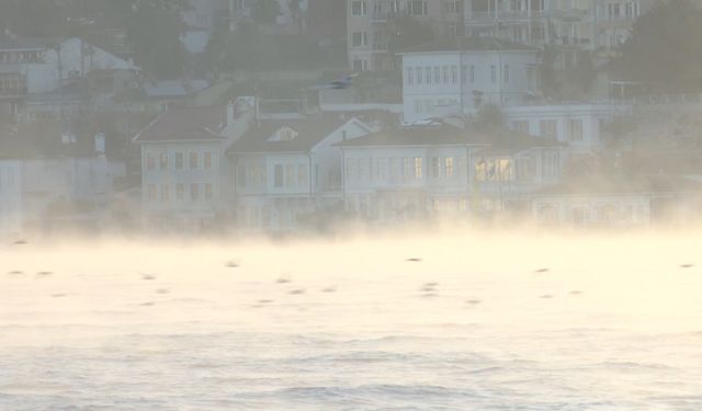 İstanbul Boğazı'nda denizden buhar yükseldi