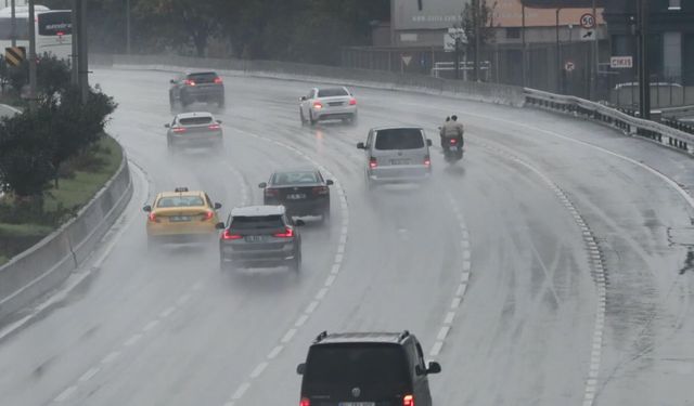 İstanbul'da cadde ve sokaklar göle döndü