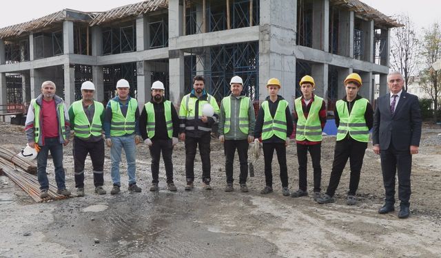 Meslek lisesi öğrencileri, öğretmenleriyle yeni okul binasının elektrik tesisatını yapıyor