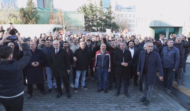 Sarıyer'de günü değiştirilen semt pazarının esnafı belediye binasının önünde eylem yaptı