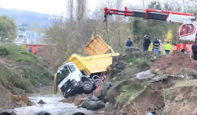 Sarıyer'de yol çöktü; dereye düşen kamyon çıkarıldı