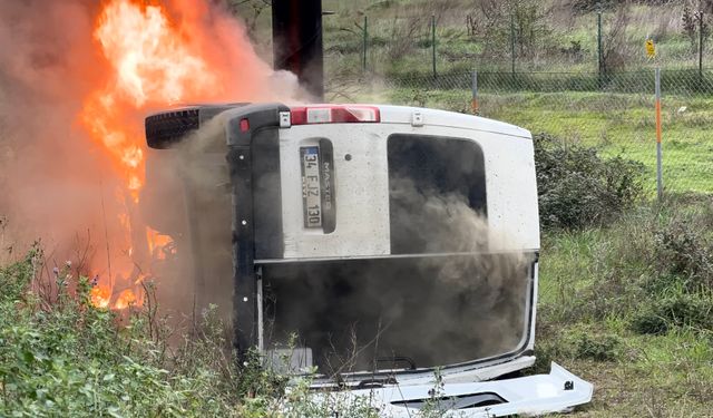 Tuzla'da şoförünün direksiyon hakimiyetini kaybetmesiyle araziye uçan minibüs alev alev yandı