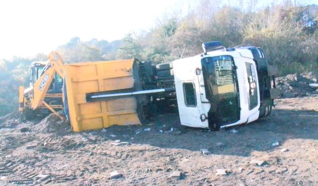 Üsküdar’da hafriyat kamyonu moloz dökümü sırasında devrildi