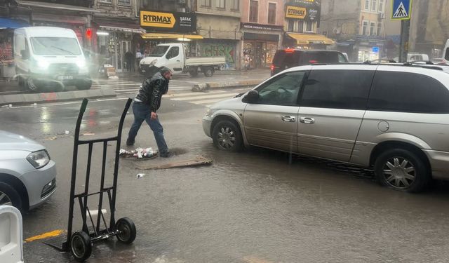 Beyoğlu’nda lodos ve sağanak kabusu: Esnaf kendi önlemini kendi aldı