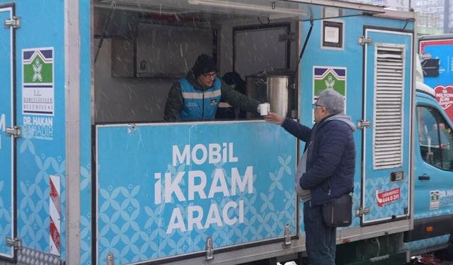 Bahçelievler’de kar mesaisi! Tuzlama, temizlik ve sıcak çorba ikramı