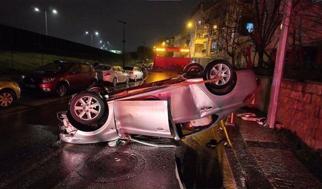Çekmeköy'de otomobil takla attı