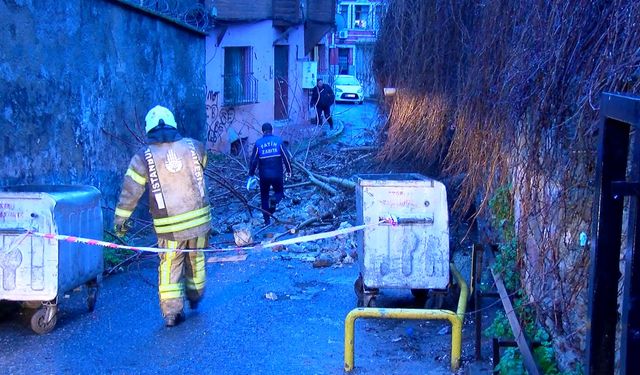 Fatih'te istinat duvarı çöktü! Ekipler harekete geçti