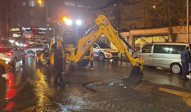 Bayrampaşa’da sağanak nedeniyle yol çöktü