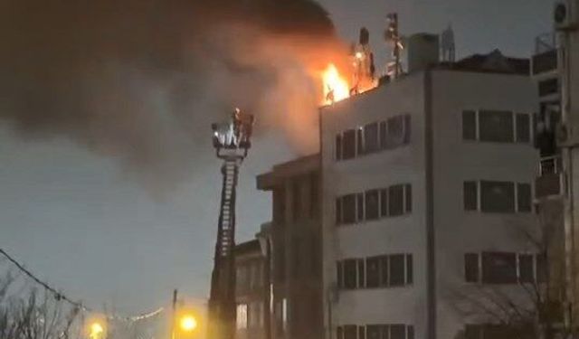 Kağıthane'de 4 katlı binanın çatısı alev alev yandı