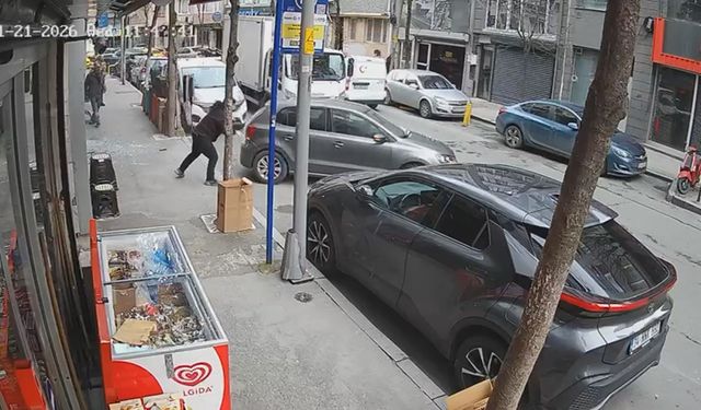 Park halindeki araç kuaför dükkanına girdi