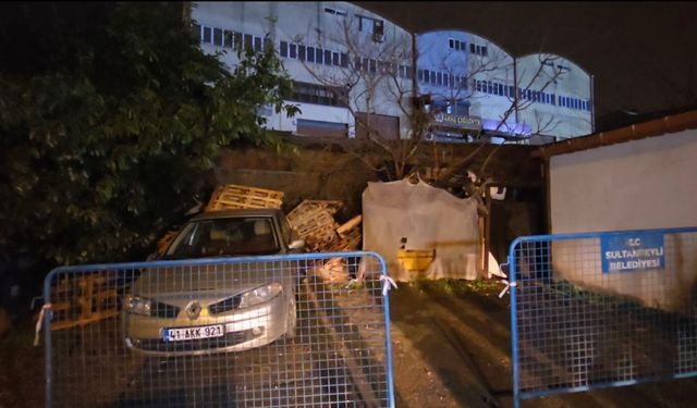 Sultanbeyli'de istinat duvarı ikinci kez çöktü