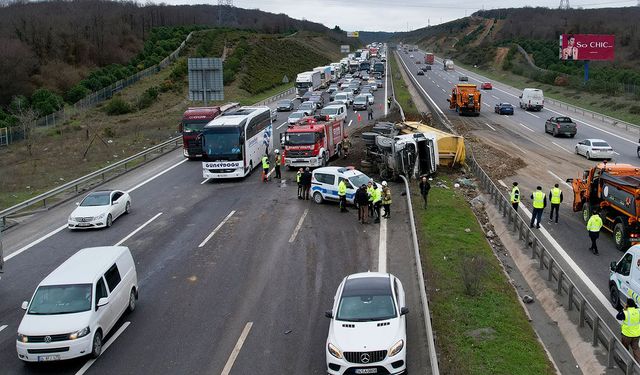 Kuzey Marmara Otoyolu’nda kamyon kazası
