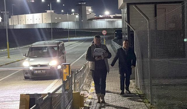 Tahliye edilen avukat Rezan Epözdemir, cezaevinden çıktı! İşte ilk görüntü