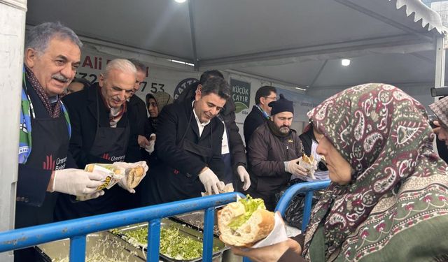Ümraniyeliler sağanak yağışa aldırış etmedi, bol bol hamsi yedi
