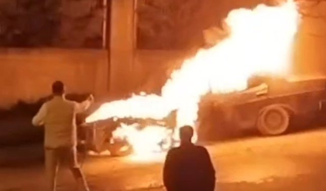 Park halindeki otomobil alev alev yandı