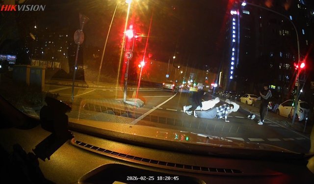 Kırmızı ışıkta yola atlayıp şınav çektiler