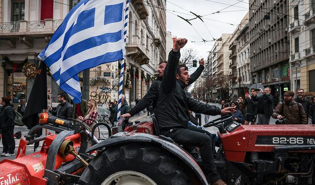 Atina’da çiftçilerden traktörlü protesto