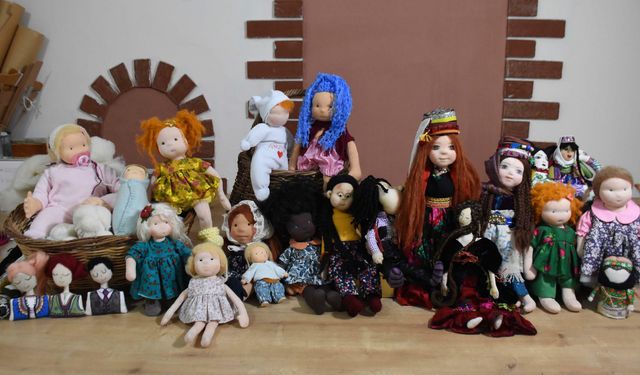 Evlat hasretini bez bebeklerle dindirdi