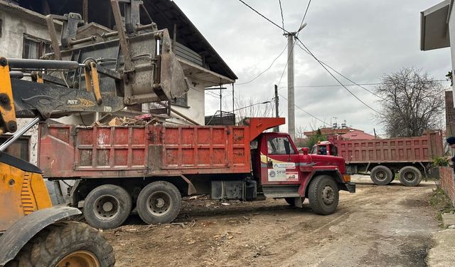 25 yılda 20 kamyon çöp biriktirdi