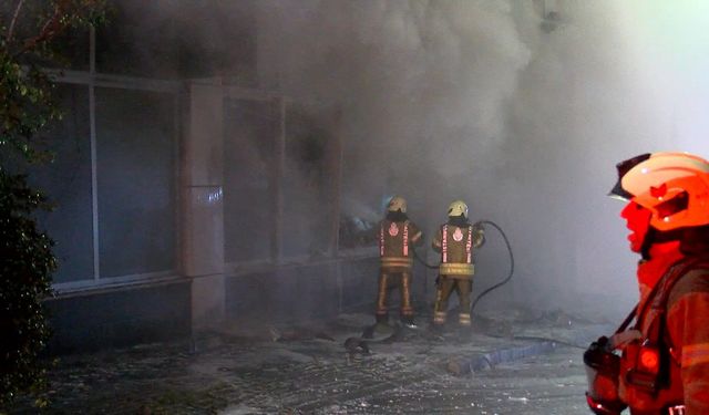 4 katlı tekstil fabrikası alev alev yandı