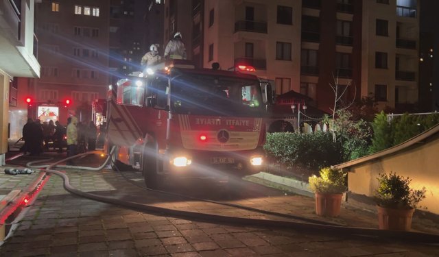 Sitenin otoparkında yangın