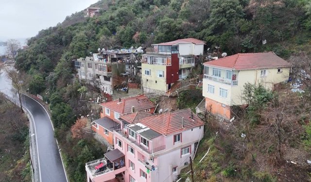 Merdiven çöktü; 4 bina tahliye edildi