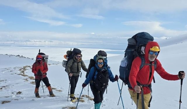 İstanbul Doğa Sporları Kulübü'nden Süphan Dağı’na kış tırmanışı