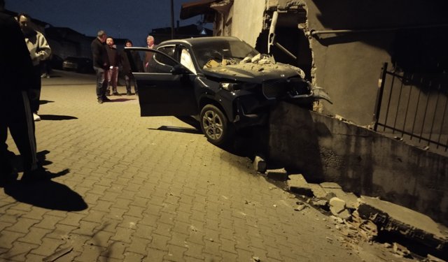 Kontrolden çıkan otomobil, yıktığı istinat duvarında asılı kaldı