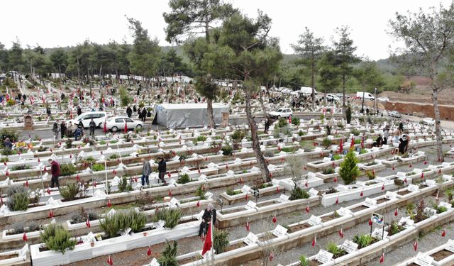Deprem şehitliğinde hüzünlü bayram