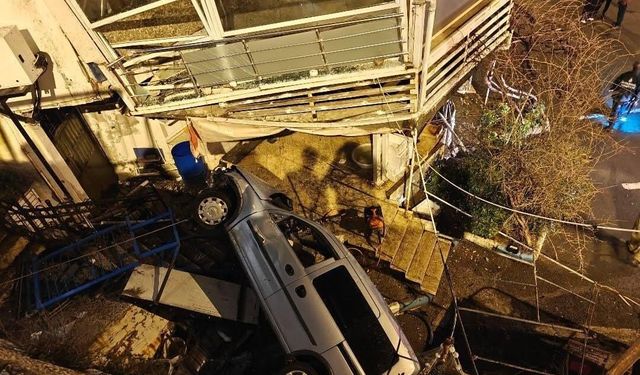 Silivri'de hafif ticari araç 5 metreden aşağı düştü