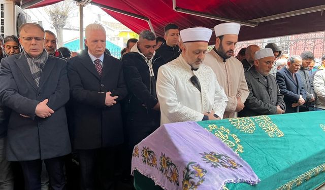 Fatih'te çöken binada hayatını kaybeden yaşlı kadın son yolculuğuna uğurlandı