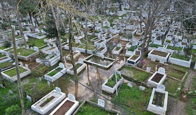 Arnavutköy’de mezarlık sular altında kaldı