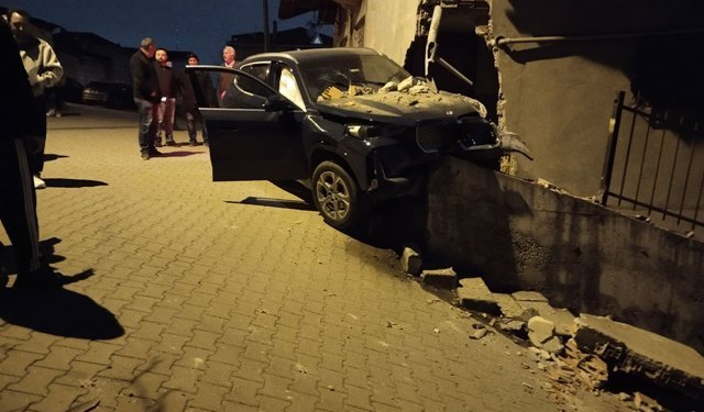 Gece yarısı şaşkına çeviren kaza