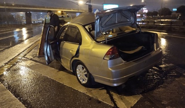 Kontrolden çıkan otomobil bariyerlere saplandı