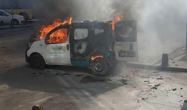 Park halindeki hafif ticari araç küle döndü