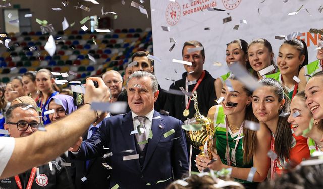 Bakan Bak: Kadın sporcularımızla gurur duyuyoruz