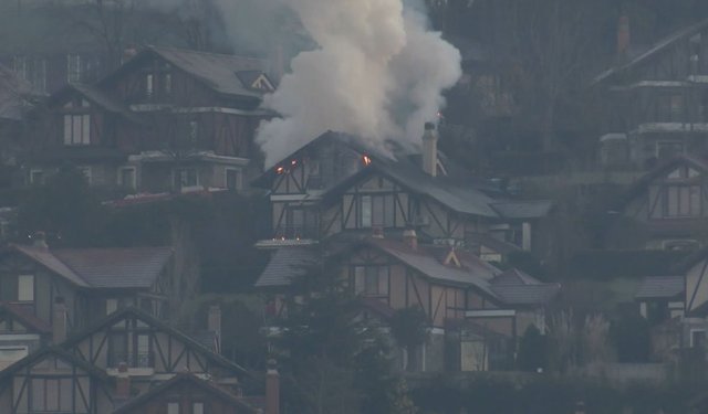 Beykoz’da 3 katlı villada yangın paniği