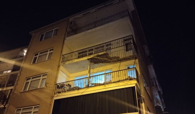 İstanbul'da balkonu çöken apartman tahliye edildi